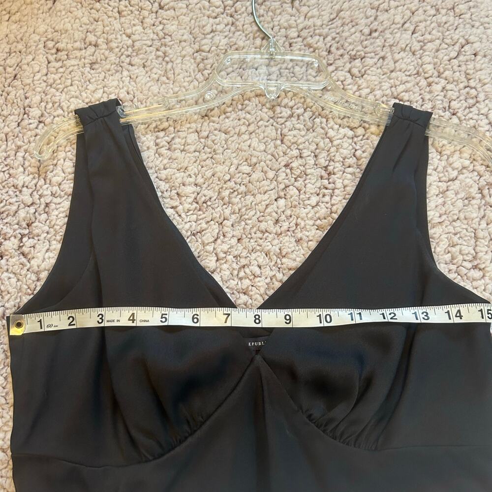 Banana Republic Silk Sleeveless plunge neckline black top. Women M NWT - Picture 4 of 9